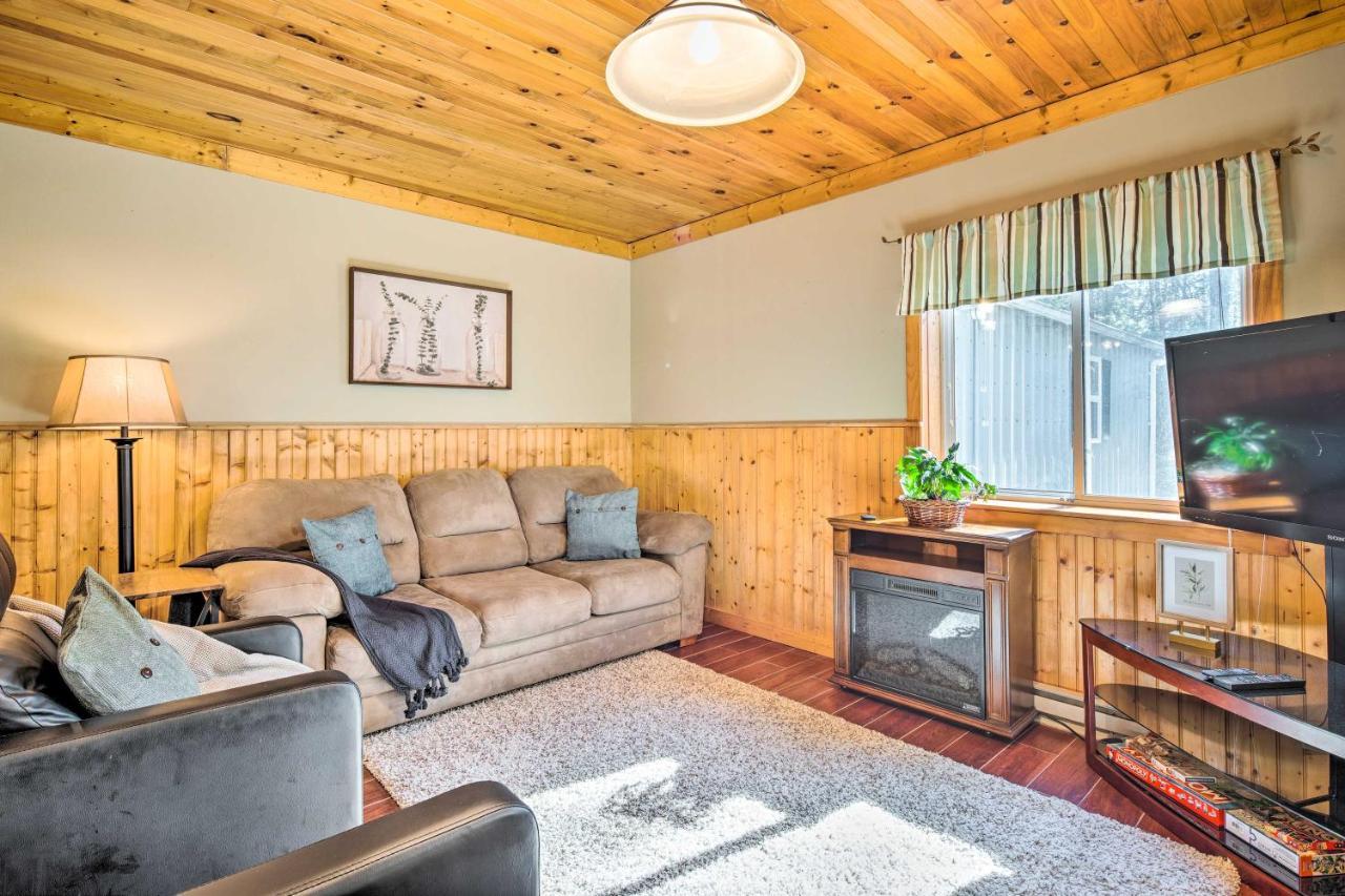 Penrose Home With Covered Deck And Fire Pit! Екстер'єр фото