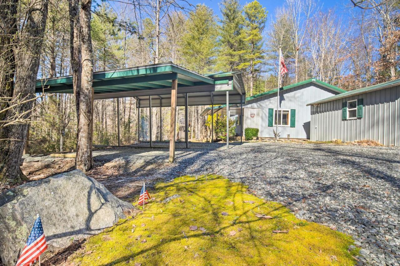 Penrose Home With Covered Deck And Fire Pit! Екстер'єр фото